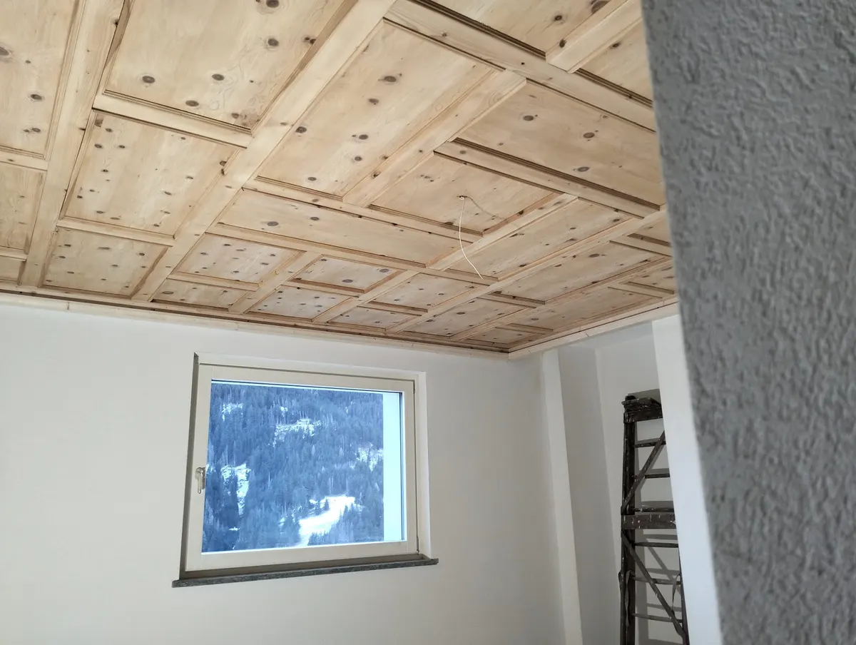 Soffitto a cassettoni a griglia sabbiato, in una stanza ancora da finire