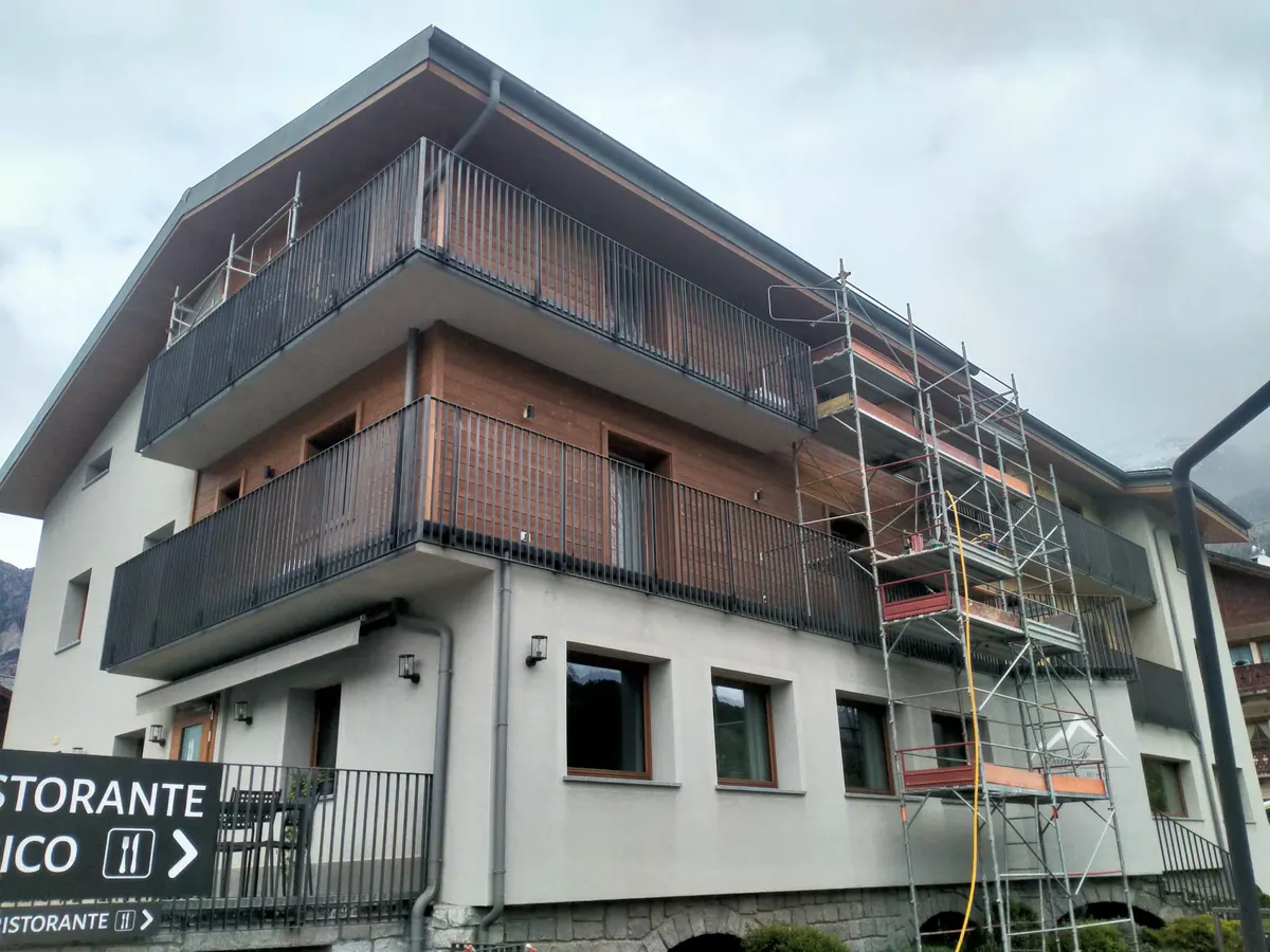 Das Gebäude als Ganzes, mit Gerüst an einer Seite