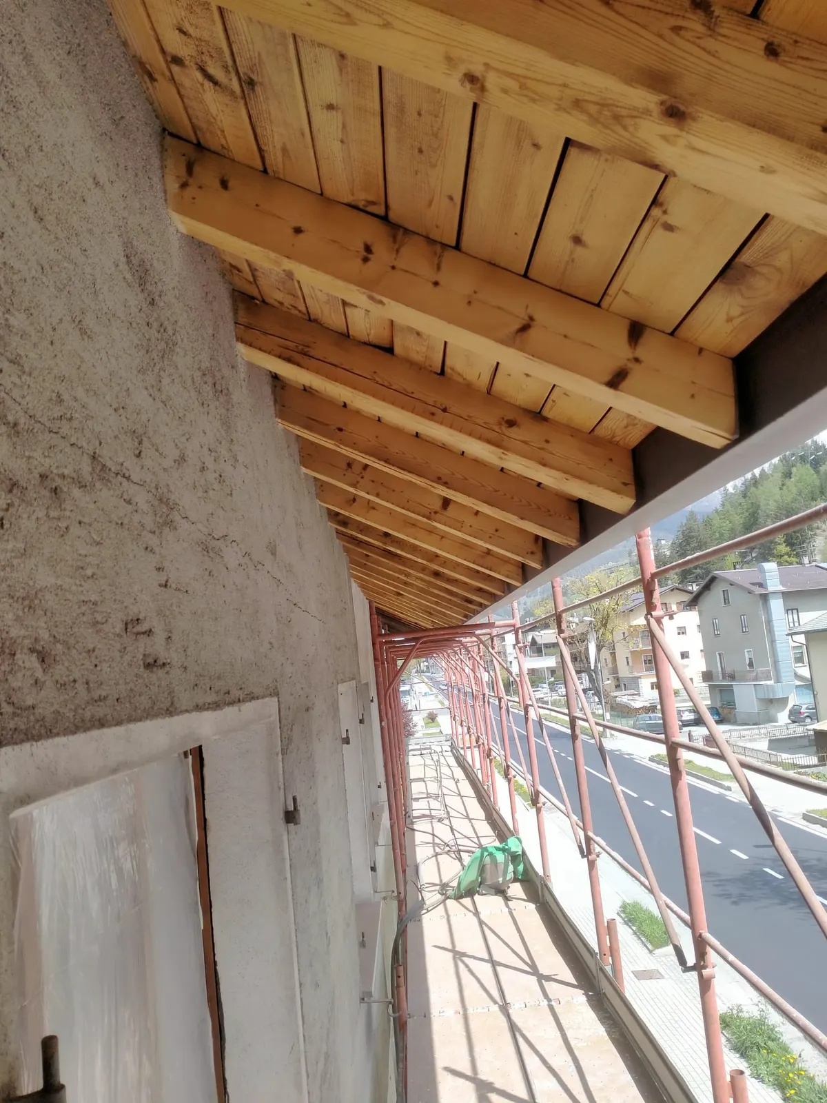 Derselbe Dachvorsprung nach dem Sandstrahlen, helles Holz