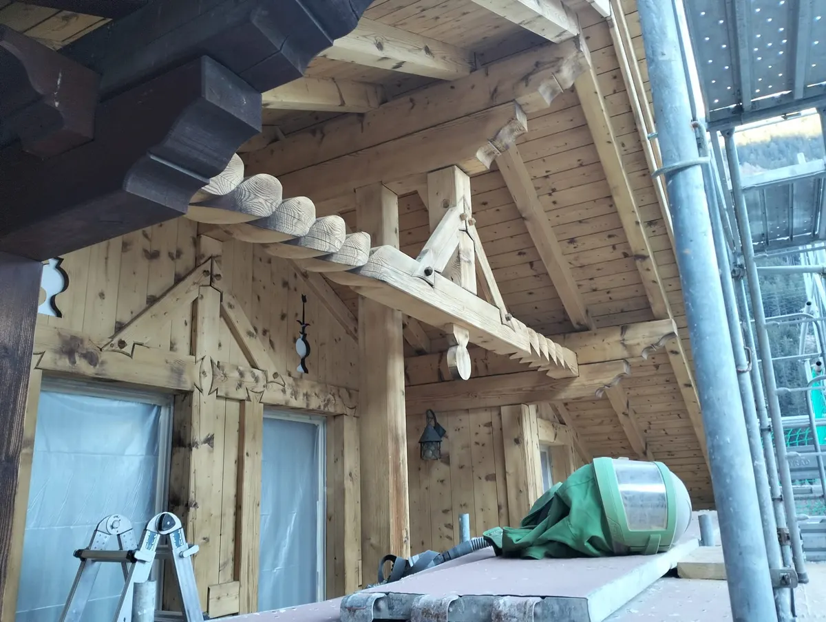Dieselbe geschnitzte Konsole nach dem Sandstrahlen, helles Holz