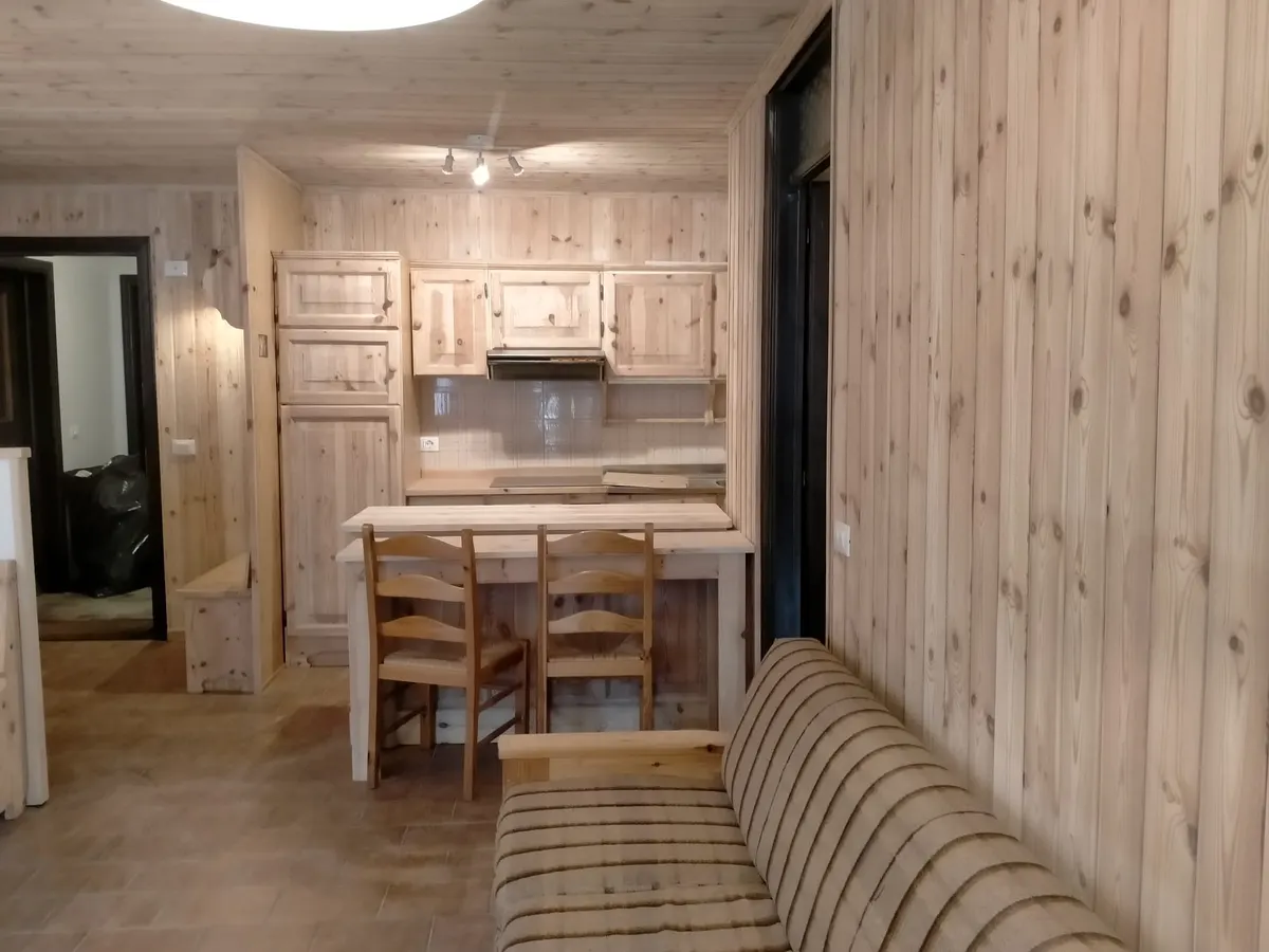 Das fertige Studio, Wände mit hellem Täfer und Küche aus Kiefer