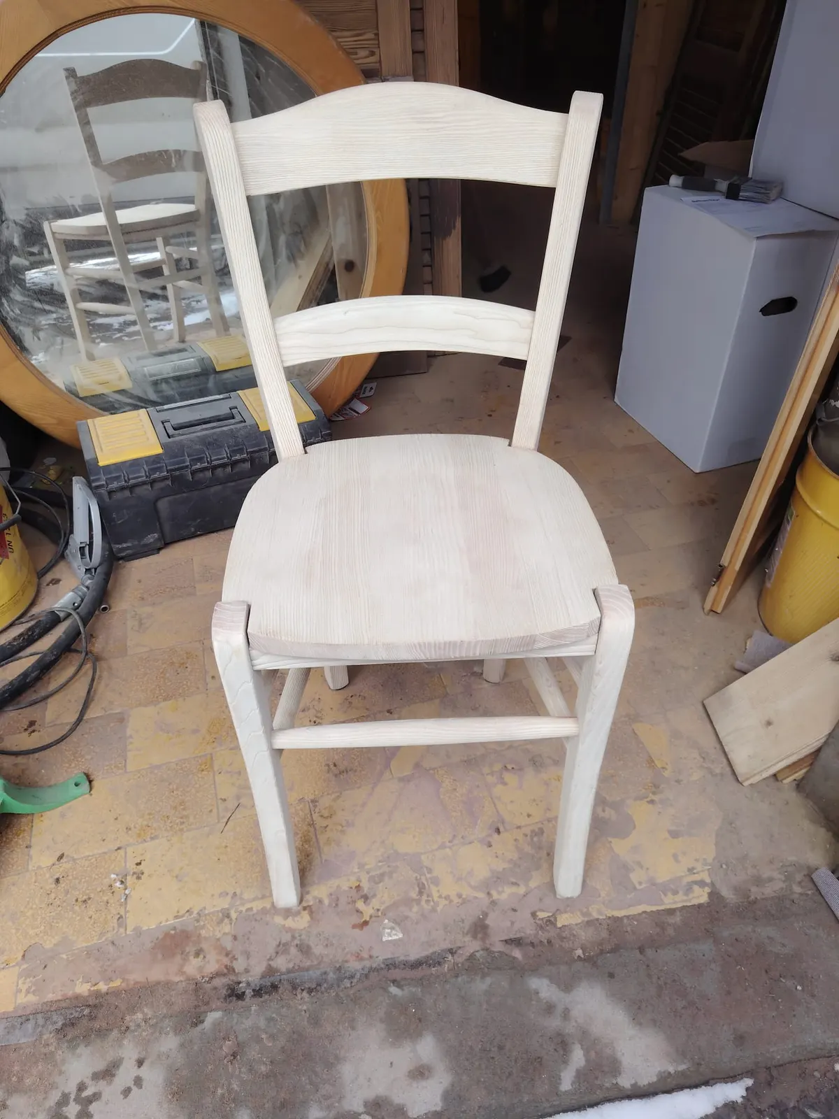 La stessa sedia dopo la sabbiatura, legno chiaro