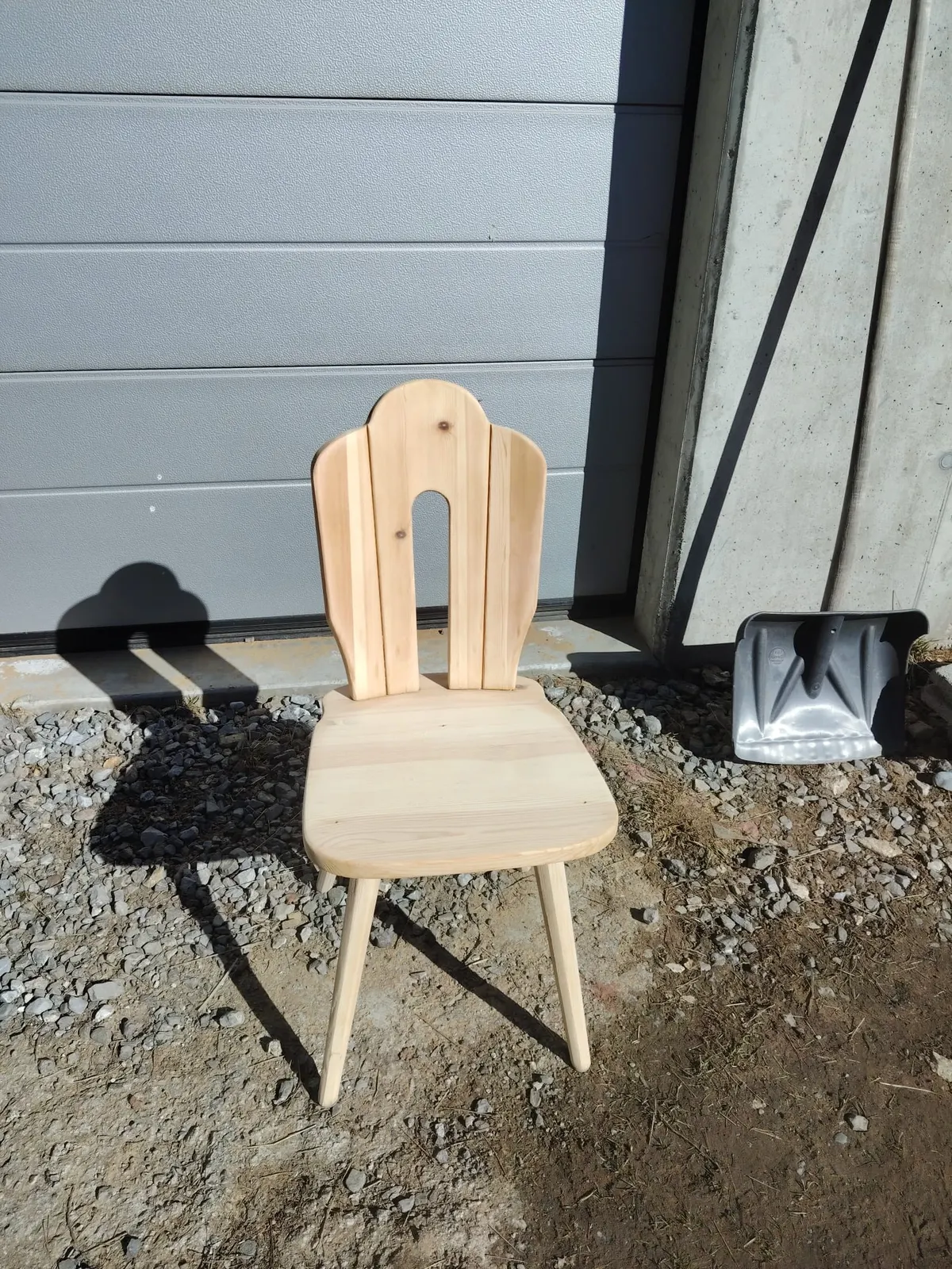 La stessa sedia dopo la sabbiatura, legno chiaro e venatura in evidenza