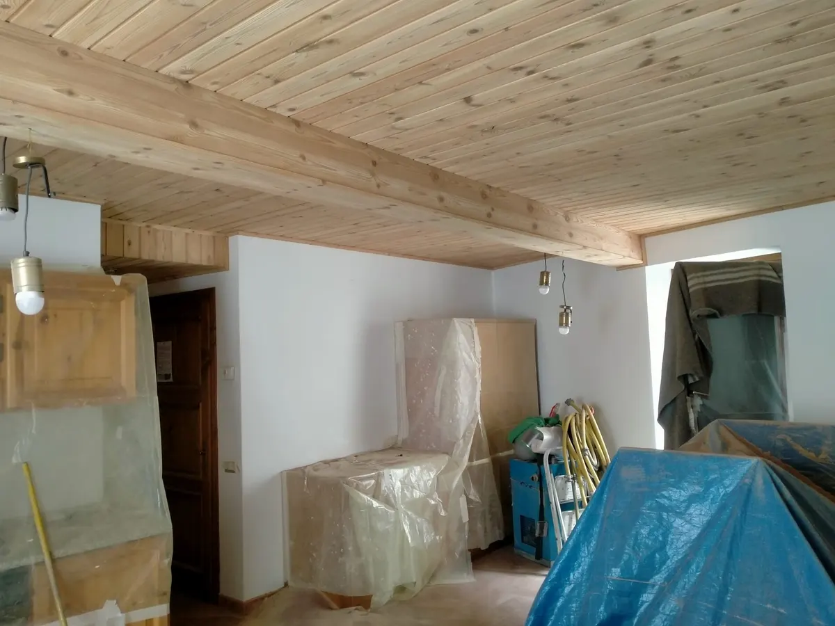 Dieselbe Decke nach dem Sandstrahlen, helles und gleichmässiges Holz