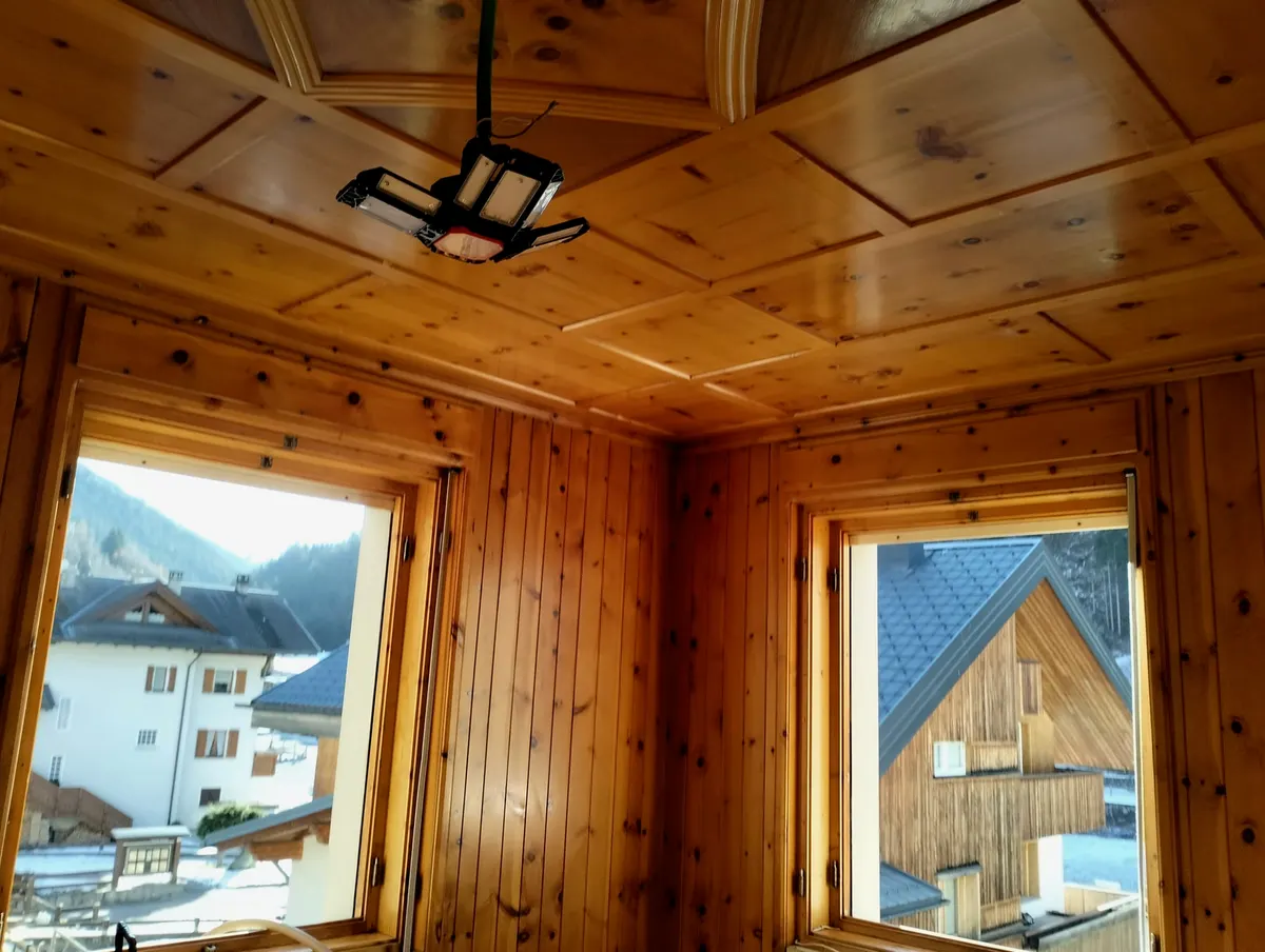 Stua con soffitto a cassettoni e rosone, finestre affacciate sui tetti del paese
